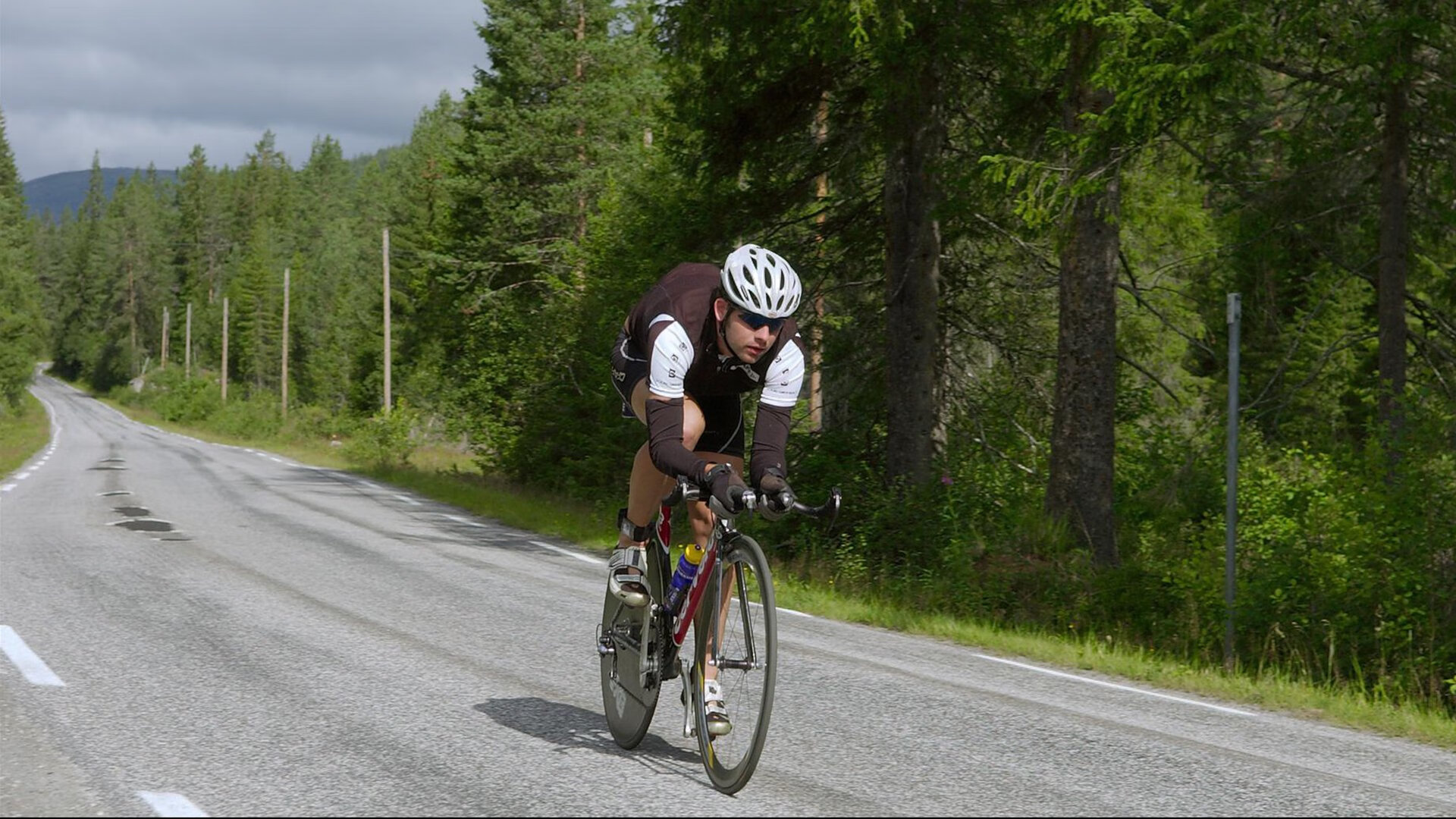 爱游戏中国-紧张激烈的对抗，球员心理战亦激烈，激烈紧张的比赛场面