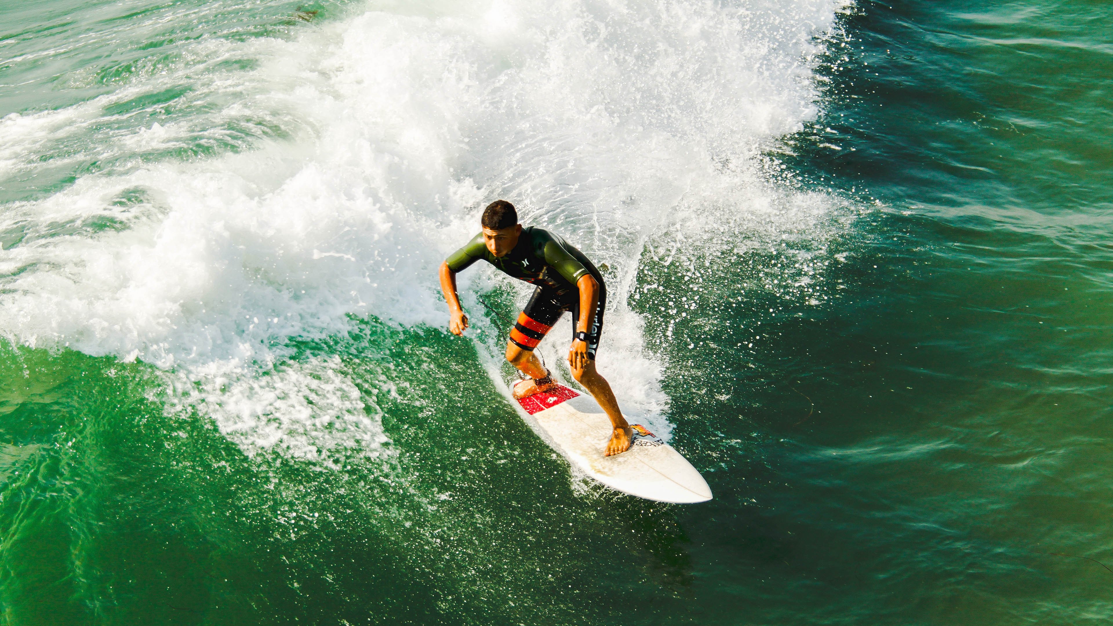 紧张激烈的对抗，球员心理战亦激烈，激烈紧张的比赛场面