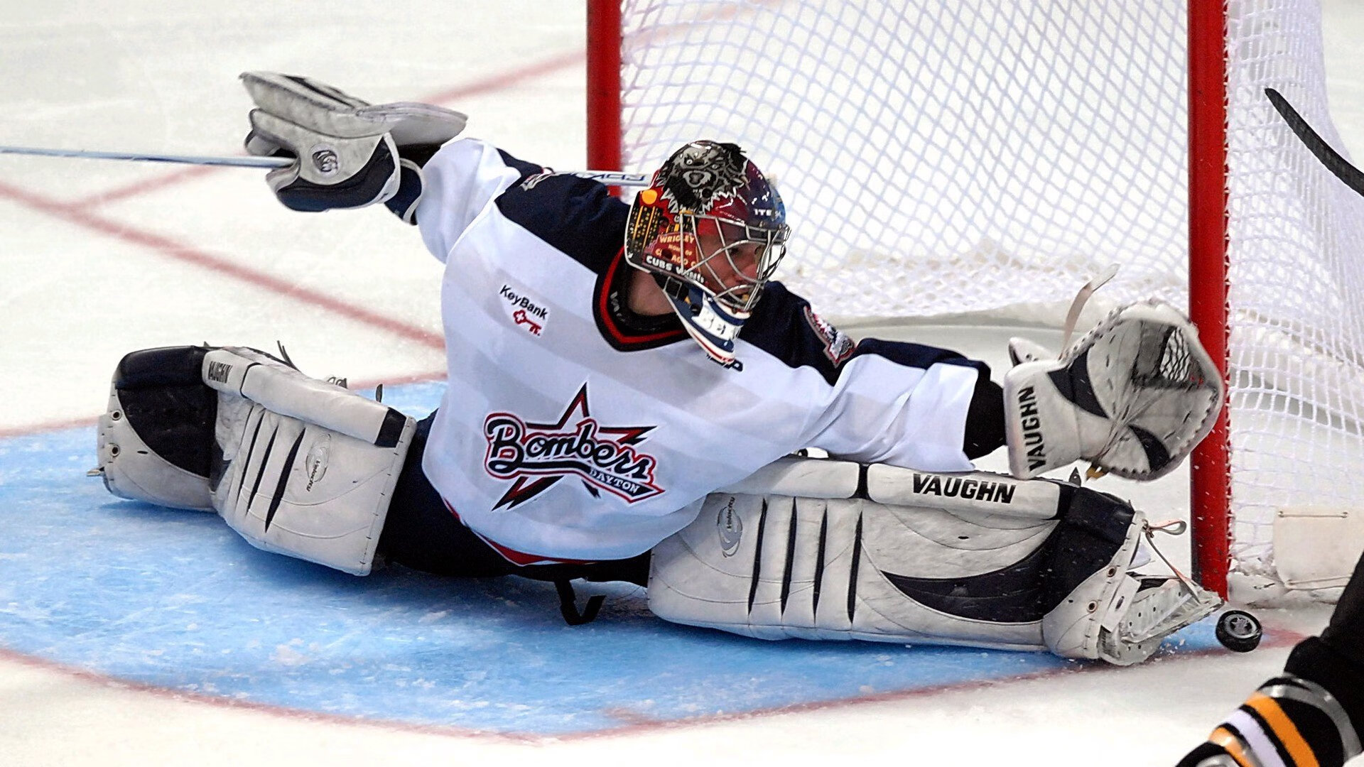 爱游戏平台-联赛关键战，球员表现出色压哨绝杀，压哨绝杀篮球